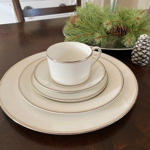 4 sets Vera Wang Fidelity 5 piece place setting NWT